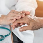 Buscan a familiares de adulto abandonado